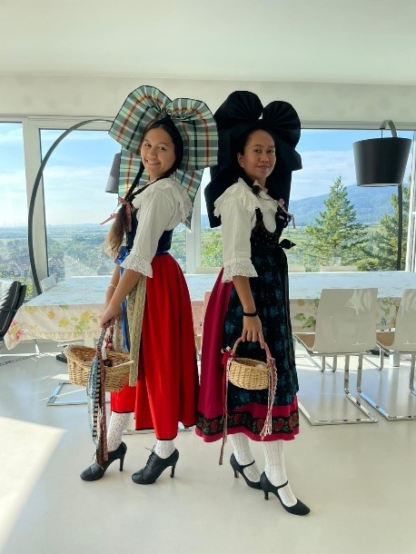 Etudiantes tahitiennes en tenue alsacienne